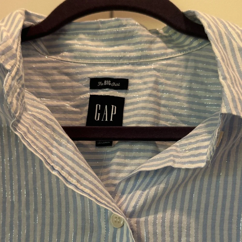 GAP women's metallic thread Light Blue and White Striped Button Down Shirt - Picture 3 of 3